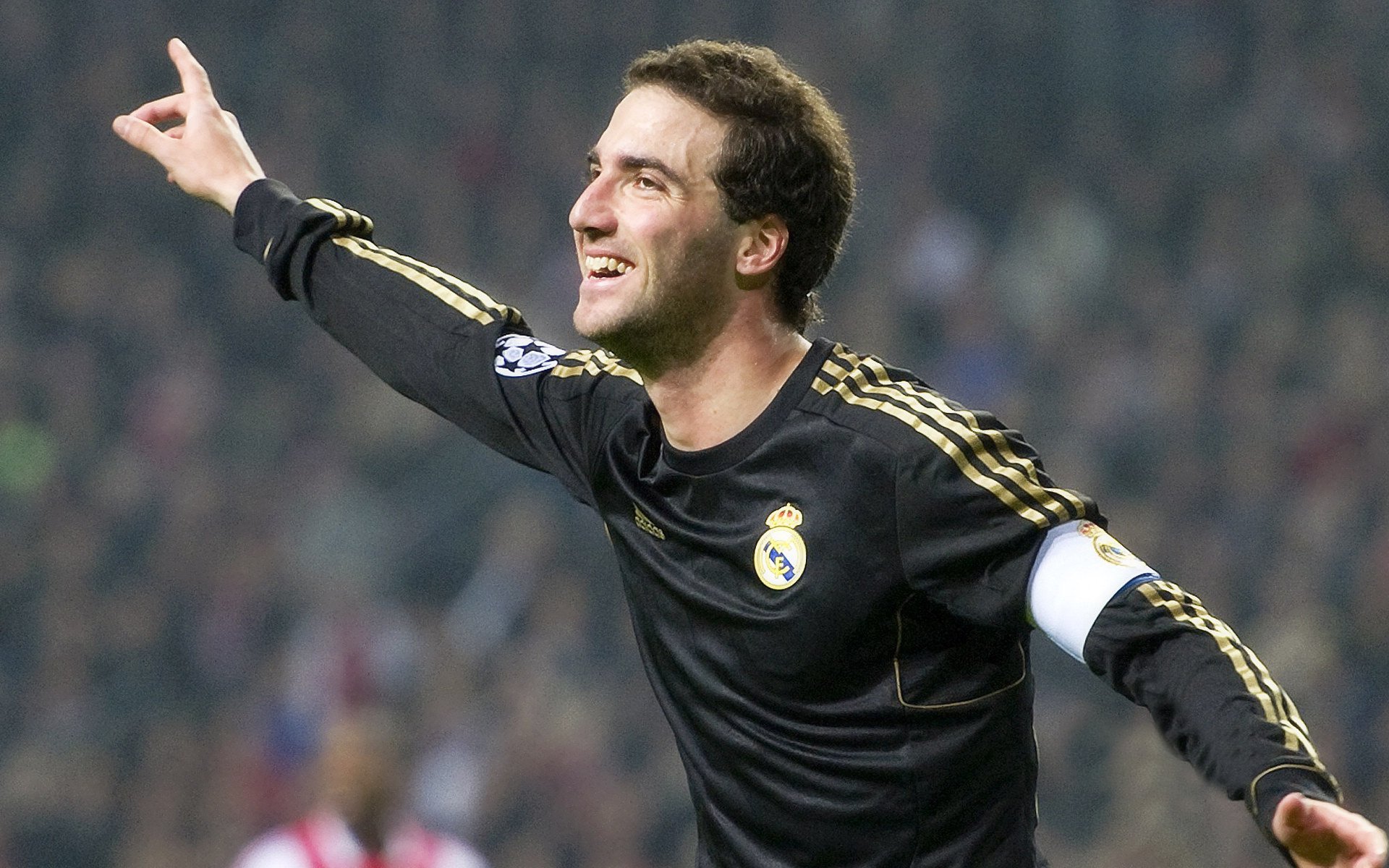 墨西哥球员疑似带暖宝宝上场被罚下，墨西哥球迷